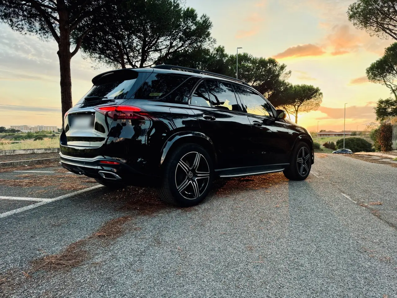 Mercedes Benz GLE 450 AMG 2024, Frontansicht — Munich Luxury Cars, München. Der Mercedes-Benz GLE 450 AMG, Baujahr 2024, ist ein großes SUV mit 367 PS – genug Kraft…