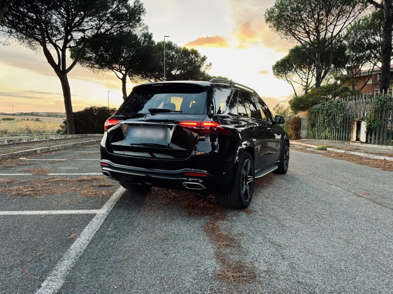 Mercedes Benz GLE 450 AMG 2024, Heckansicht — Munich Luxury Cars, München. Der Mercedes-Benz GLE 450 AMG, Baujahr 2024, ist ein großes SUV mit 367 PS – genug Kraft…