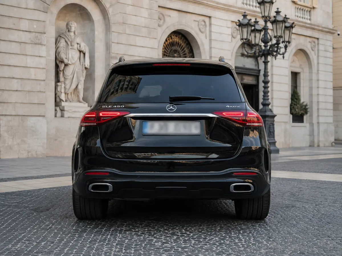 Mercedes Benz GLE 450 AMG 2024, Heckansicht — Munich Luxury Cars, München. Der Mercedes-Benz GLE 450 AMG, Baujahr 2024, ist ein großes SUV mit 367 PS – genug Kraft…