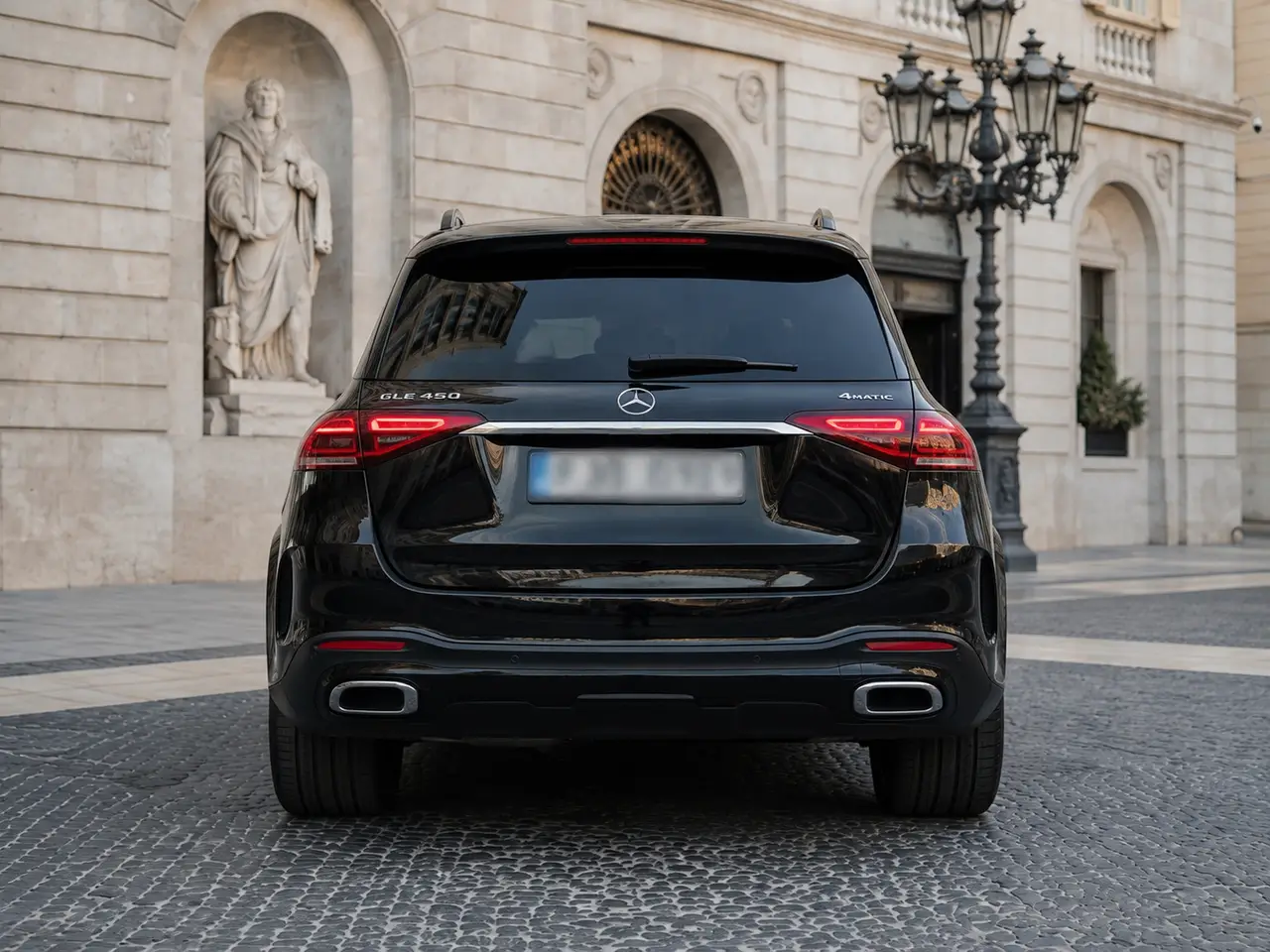 Mercedes Benz GLE 450 AMG 2024, Heckansicht — Munich Luxury Cars, München. Der Mercedes-Benz GLE 450 AMG, Baujahr 2024, ist ein großes SUV mit 367 PS – genug Kraft…