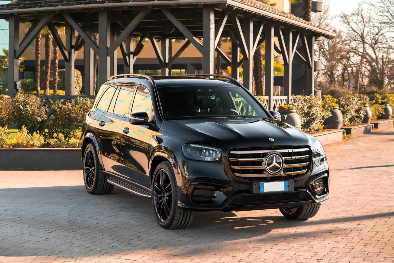 Mercedes Benz GLS-klasse 350 D Exclusive 7 Posti 2025, Frontansicht — Munich Luxury Cars, München. Der Mercedes-Benz GLS 350 d Exclusive mit sieben Sitzen verbindet die Ruhe eines großen…