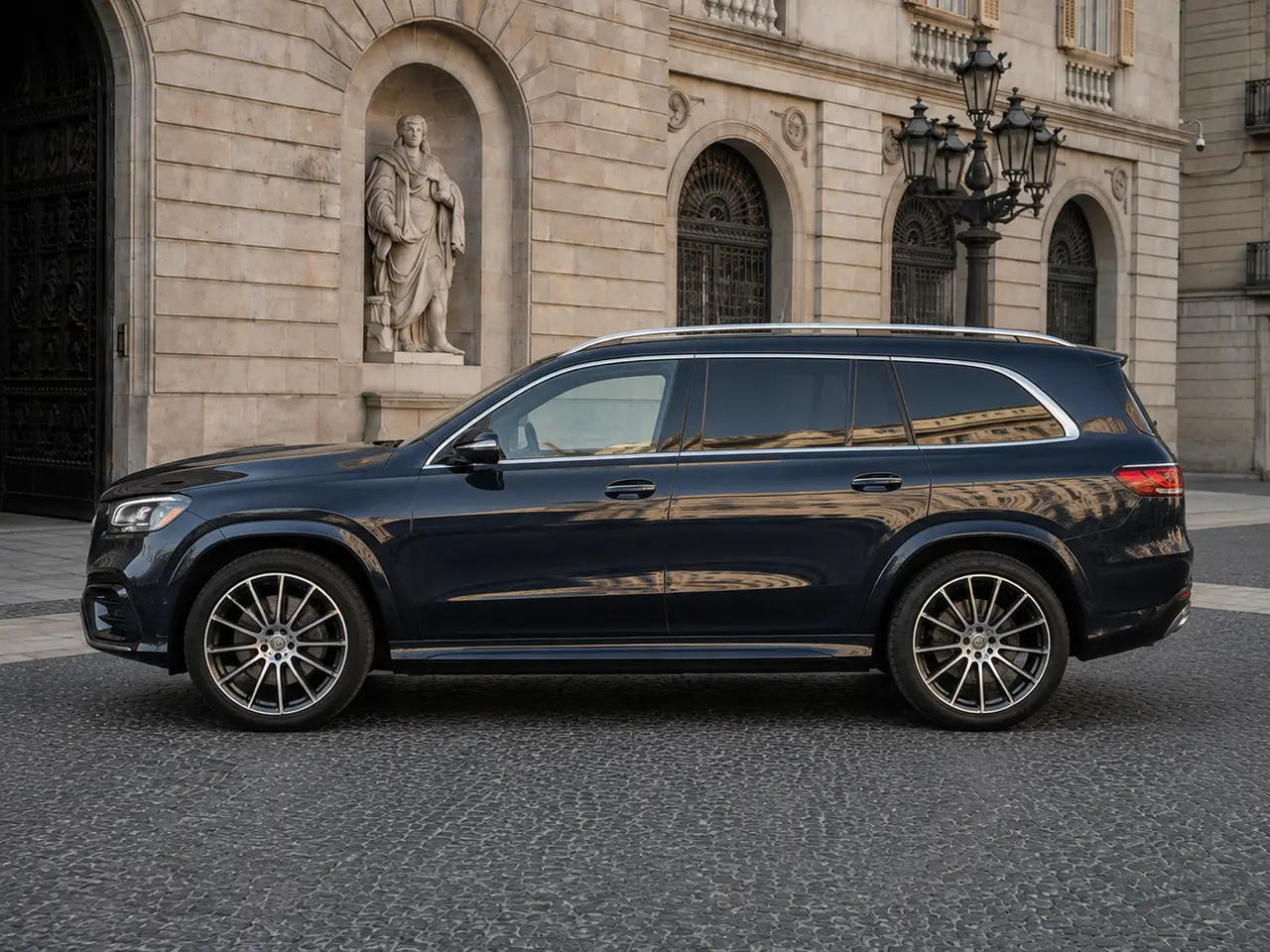 Mercedes Benz GLS-klasse 350 D Exclusive 7 Posti 2025, Außenansicht — Munich Luxury Cars, München. Der Mercedes-Benz GLS 350 d Exclusive mit sieben Sitzen verbindet die Ruhe eines großen…