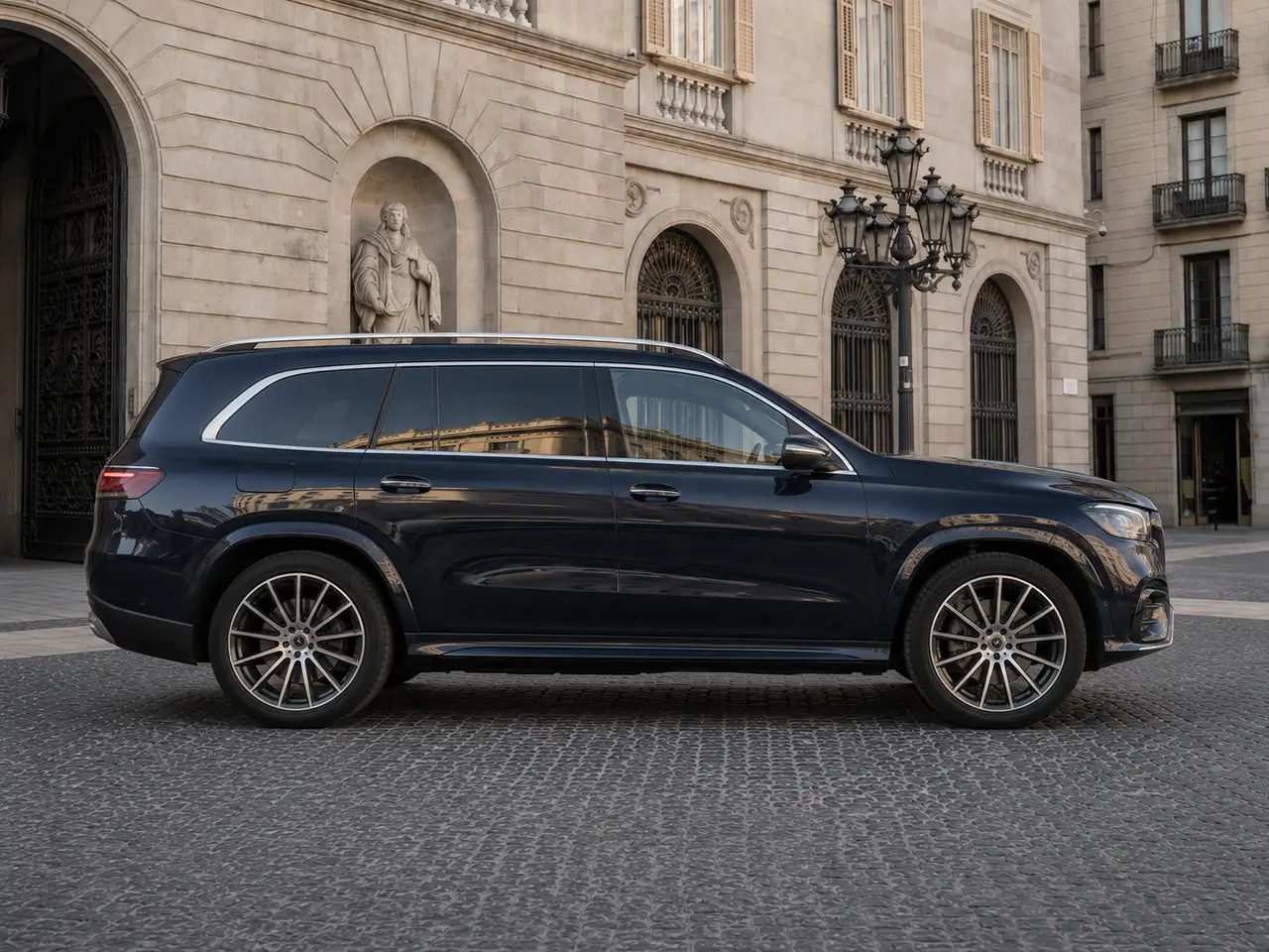 Mercedes Benz GLS-klasse 350 D Exclusive 7 Posti 2025, Frontansicht — Munich Luxury Cars, München. Der Mercedes-Benz GLS 350 d Exclusive mit sieben Sitzen verbindet die Ruhe eines großen…