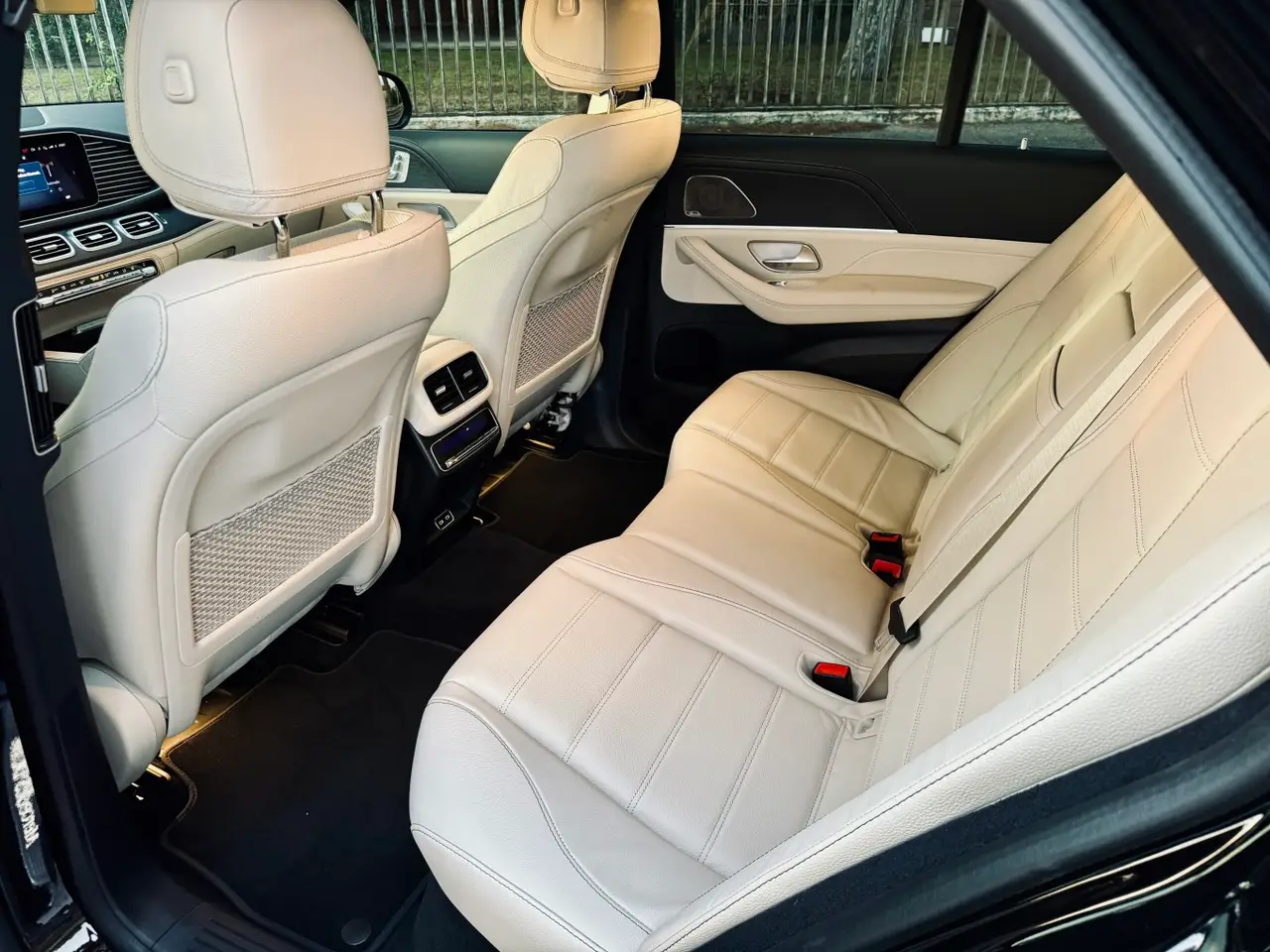 Mercedes Benz GLS Maybach 2022, Frontansicht — Munich Luxury Cars, München. Der Mercedes-Maybach GLS ist ein SUV, das sich wie eine Repräsentationslimousine fährt:…