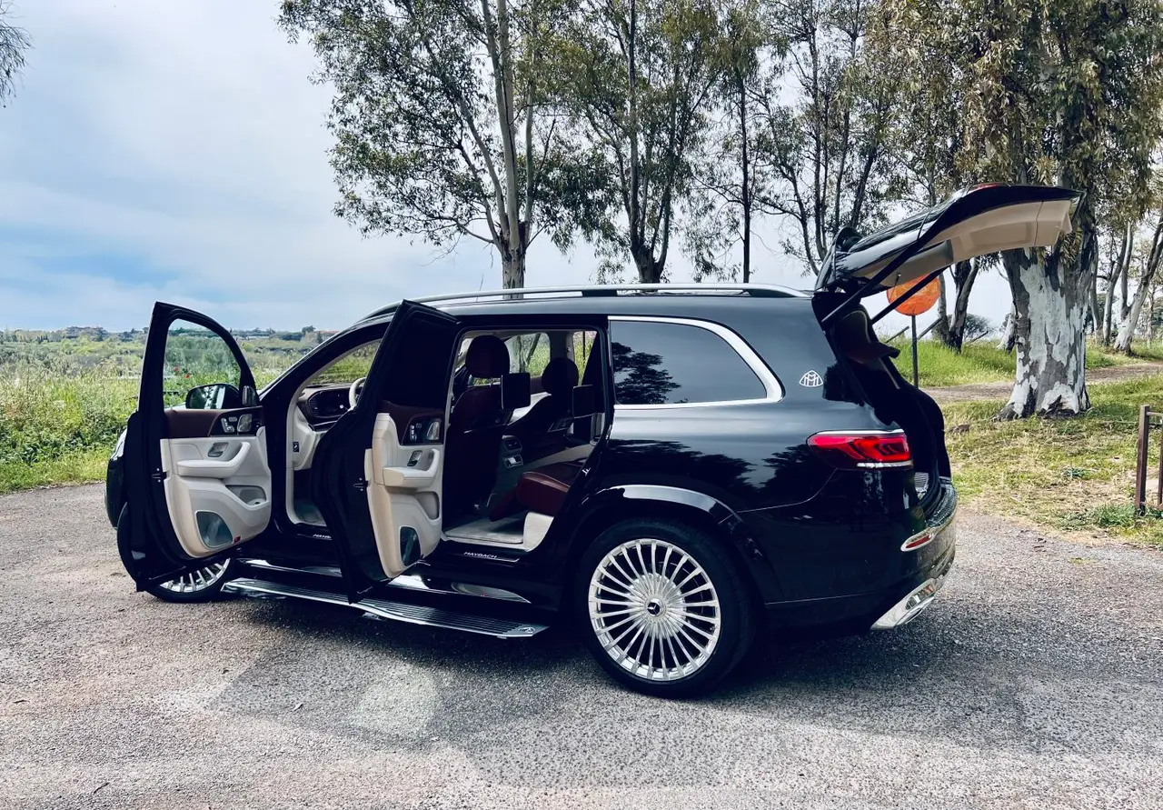 Mercedes Benz GLS Maybach 2022, Heckansicht — Munich Luxury Cars, München. Der Mercedes-Maybach GLS ist ein SUV, das sich wie eine Repräsentationslimousine fährt:…