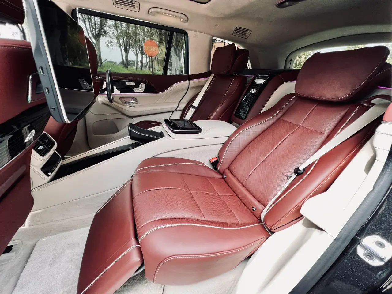 Mercedes Benz GLS Maybach 2022, Innenraum — Munich Luxury Cars, München. Der Mercedes-Maybach GLS ist ein SUV, das sich wie eine Repräsentationslimousine fährt:…