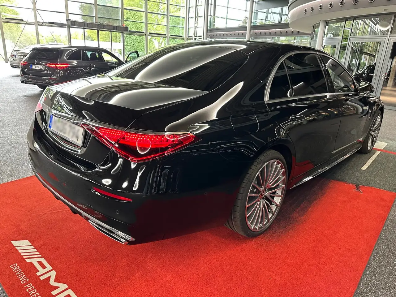 Mercedes Benz S-klasse S400 Long 4-Matic 2023, внешний вид — Munich Luxury Cars, Мюнхен. Mercedes-Benz S-класса S400 Long 4-Matic 2023 года — это удлинённая версия флагманского…