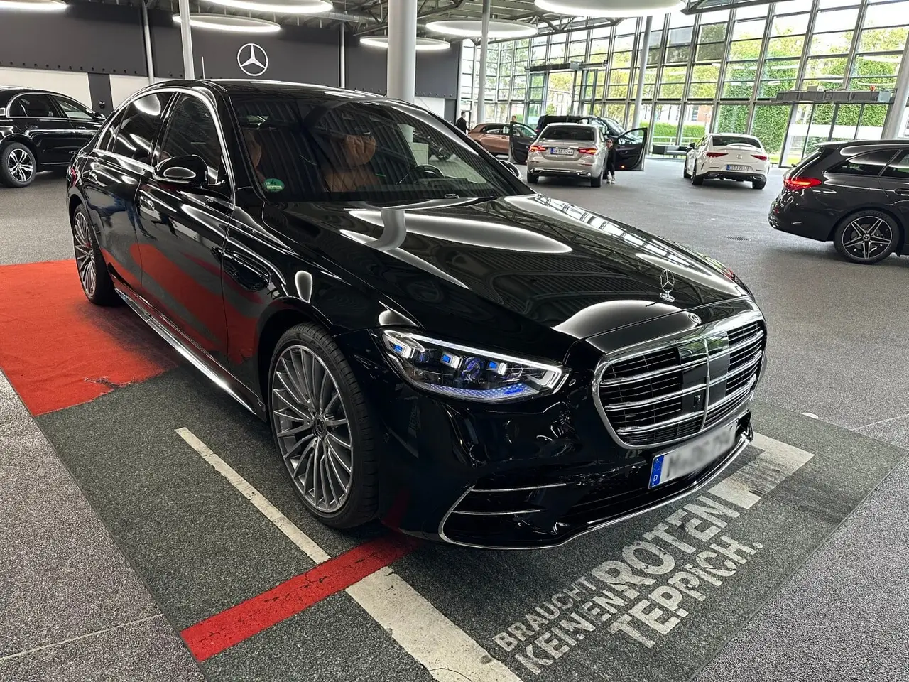 Mercedes Benz S-klasse S400 Long 4-Matic 2023, вид спереди — Munich Luxury Cars, Мюнхен. Mercedes-Benz S-класса S400 Long 4-Matic 2023 года — это удлинённая версия флагманского…