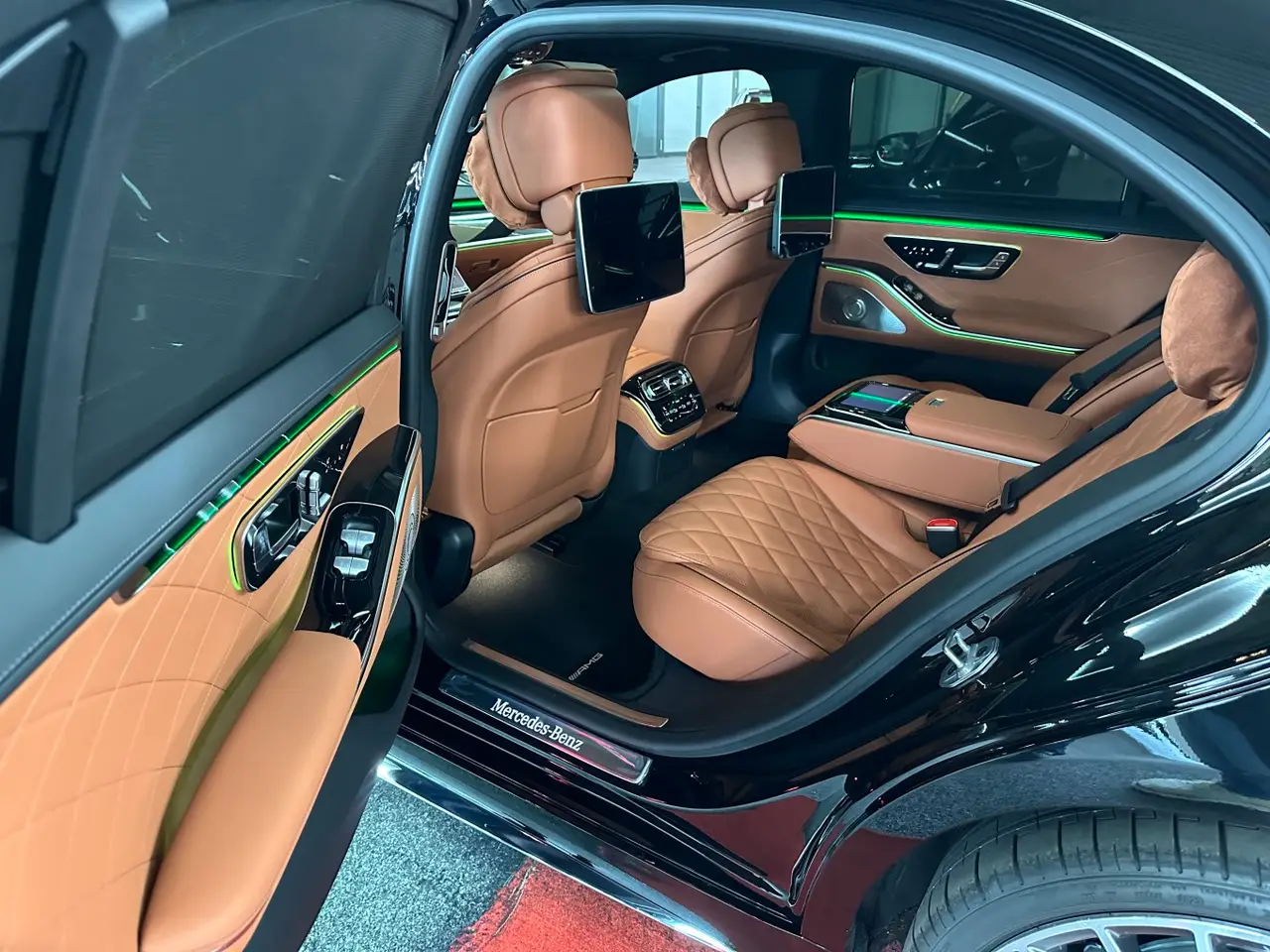 Mercedes Benz S-klasse S400 Long 4-Matic 2023, вид сзади — Munich Luxury Cars, Мюнхен. Mercedes-Benz S-класса S400 Long 4-Matic 2023 года — это удлинённая версия флагманского…