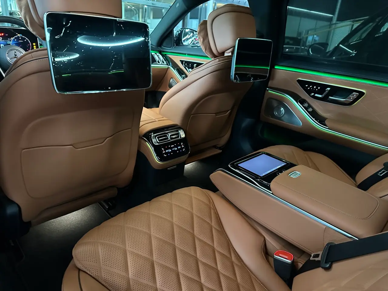 Mercedes Benz S-klasse S400 Long 4-Matic 2023, салон — Munich Luxury Cars, Мюнхен. Mercedes-Benz S-класса S400 Long 4-Matic 2023 года — это удлинённая версия флагманского…
