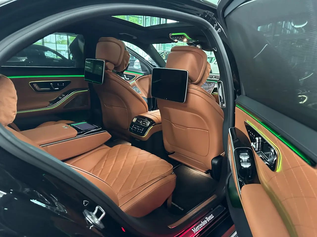 Mercedes Benz S-klasse S400 Long 4-Matic 2023, приборная панель — Munich Luxury Cars, Мюнхен. Mercedes-Benz S-класса S400 Long 4-Matic 2023 года — это удлинённая версия флагманского…