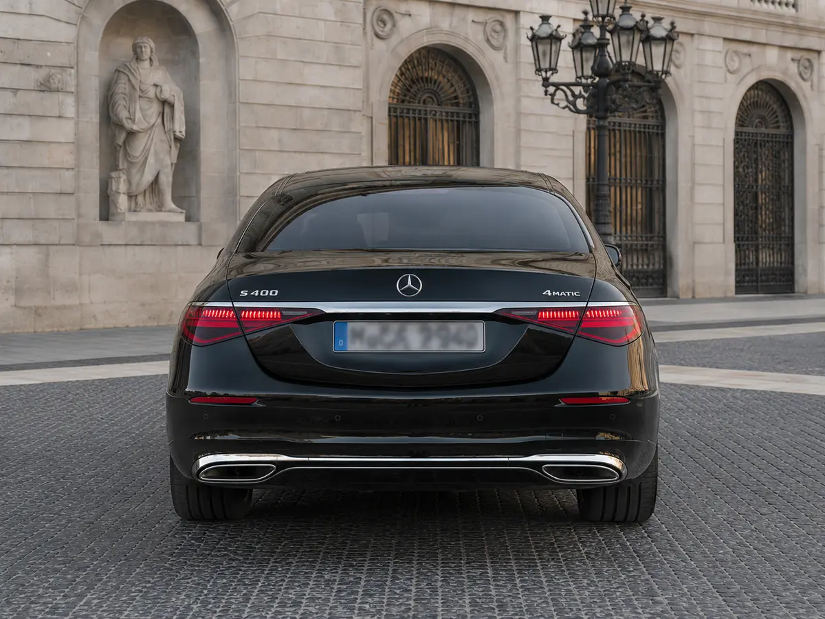 Mercedes Benz S-klasse S400 Long 4-Matic 2023, Heckansicht — Munich Luxury Cars, München. Die Mercedes-Benz S-Klasse S400 Long 4-Matic aus dem Jahr 2023 steht für die klassische…