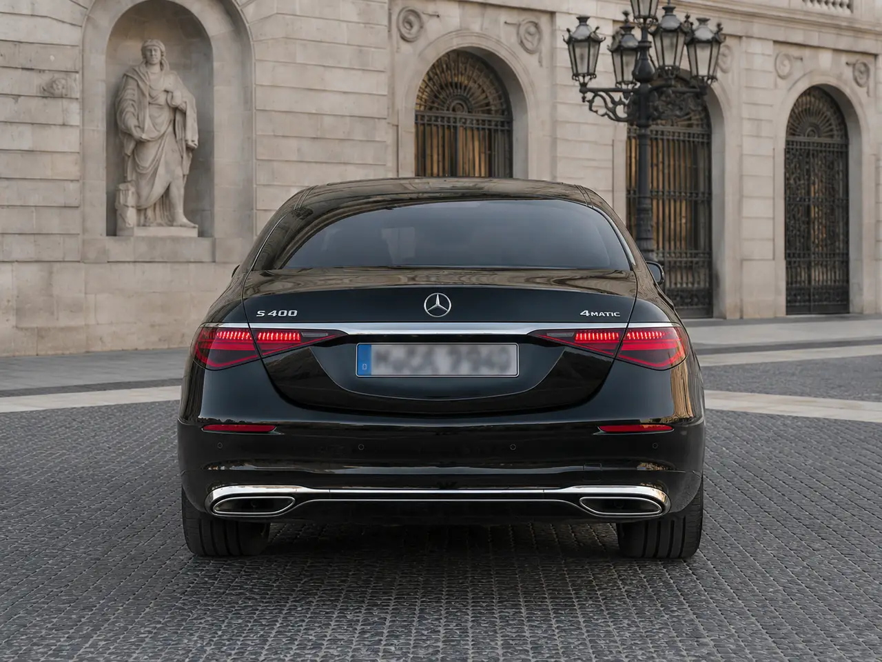 Mercedes Benz S-klasse S400 Long 4-Matic 2023, Heckansicht — Munich Luxury Cars, München. Die Mercedes-Benz S-Klasse S400 Long 4-Matic aus dem Jahr 2023 steht für die klassische…