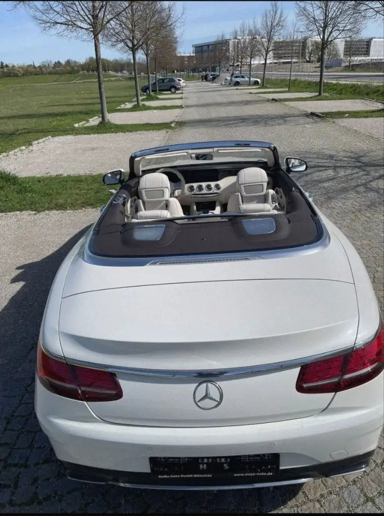 Mercedes Benz S560 Cabrio 2021, Frontansicht — Munich Luxury Cars, München. Das Mercedes Benz S560 Cabrio aus 2021 verbindet die Ruhe einer S-Klasse-Limousine mit…