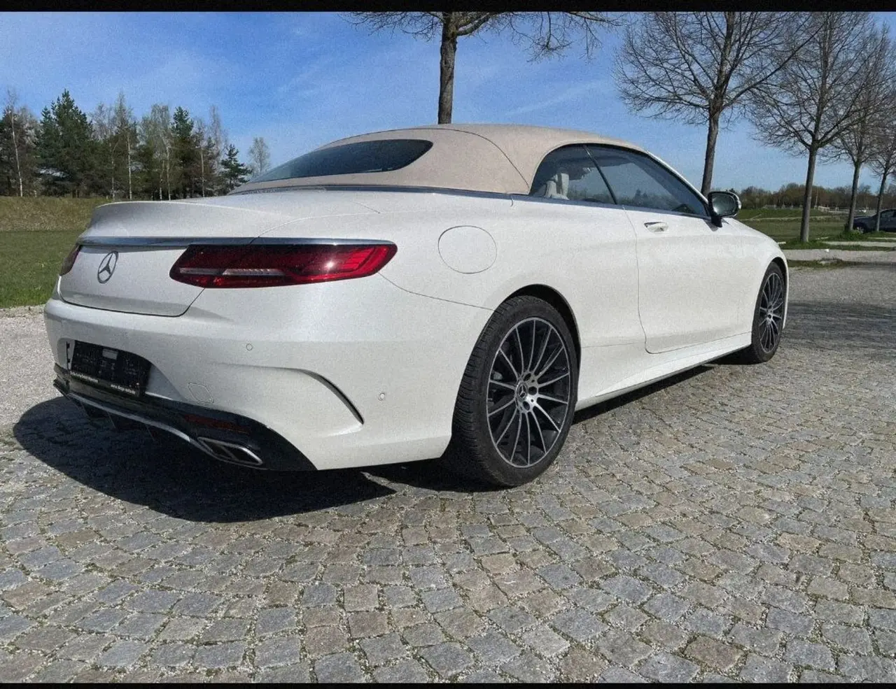 Mercedes Benz S560 Cabrio 2021, Heckansicht — Munich Luxury Cars, München. Das Mercedes Benz S560 Cabrio aus 2021 verbindet die Ruhe einer S-Klasse-Limousine mit…