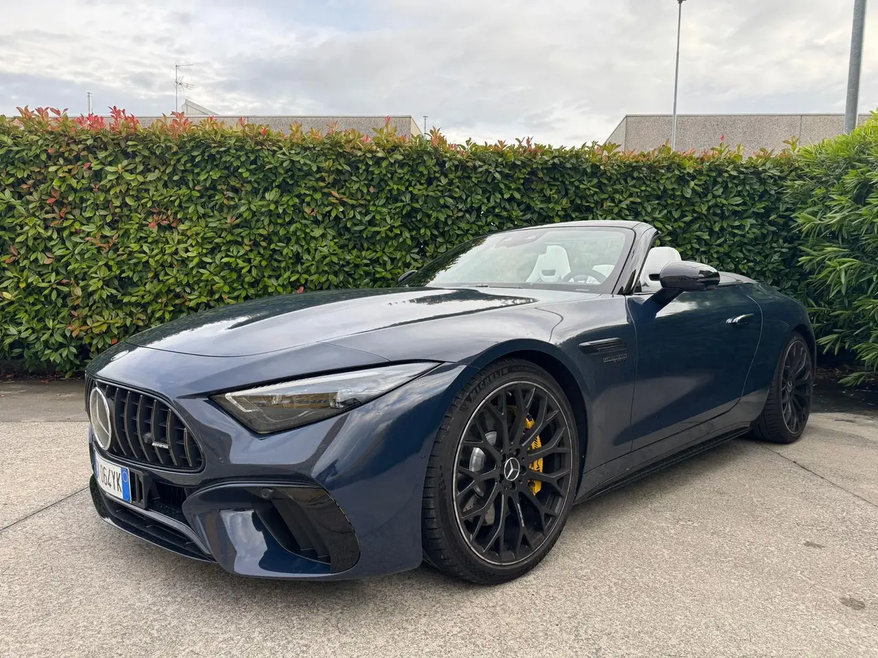 Mercedes Benz SL 63 AMG 2025, Heckansicht — Munich Luxury Cars, München. Der Mercedes-Benz SL 63 AMG, Baujahr 2025, verbindet die klassische Silhouette des SL mit…