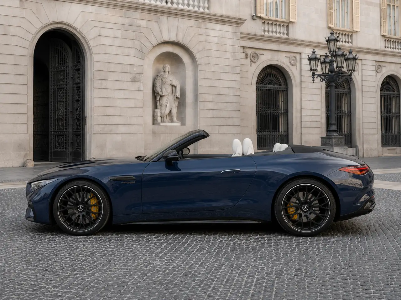 Mercedes Benz SL 63 AMG 2025, Außenansicht — Munich Luxury Cars, München. Der Mercedes-Benz SL 63 AMG, Baujahr 2025, verbindet die klassische Silhouette des SL mit…