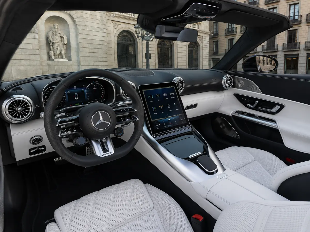 Mercedes Benz SL 63 AMG 2025, Innenraum — Munich Luxury Cars, München. Der Mercedes-Benz SL 63 AMG, Baujahr 2025, verbindet die klassische Silhouette des SL mit…