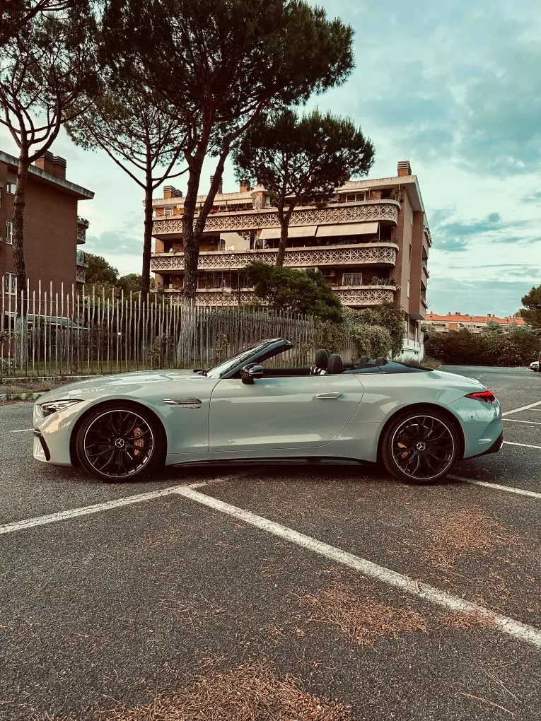 Mercedes Benz SL63 Cabrio 2023, Außenansicht — Munich Luxury Cars, München. Der Mercedes-Benz SL63 Cabrio aus 2023 verbindet die Haltung eines klassischen SL mit der…
