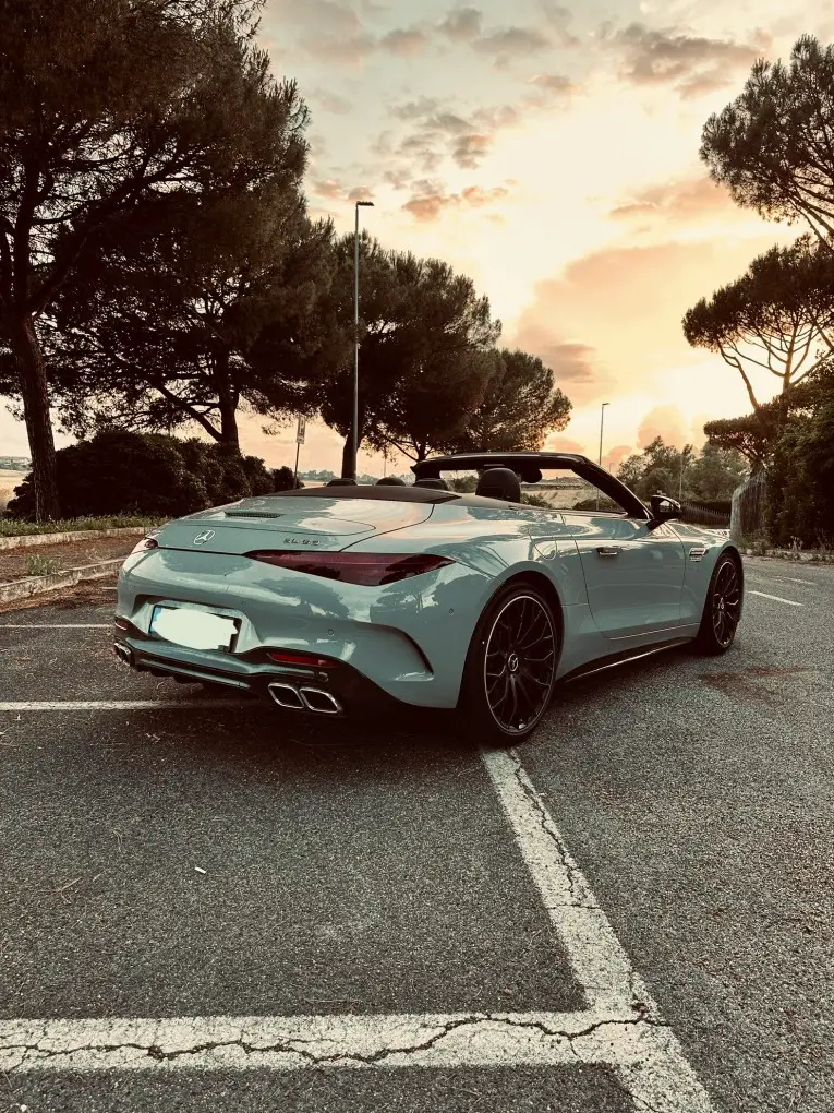 Mercedes Benz SL63 Cabrio 2023, Heckansicht — Munich Luxury Cars, München. Der Mercedes-Benz SL63 Cabrio aus 2023 verbindet die Haltung eines klassischen SL mit der…