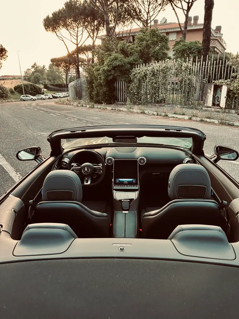 Mercedes Benz SL63 Cabrio 2023, Innenraum — Munich Luxury Cars, München. Der Mercedes-Benz SL63 Cabrio aus 2023 verbindet die Haltung eines klassischen SL mit der…