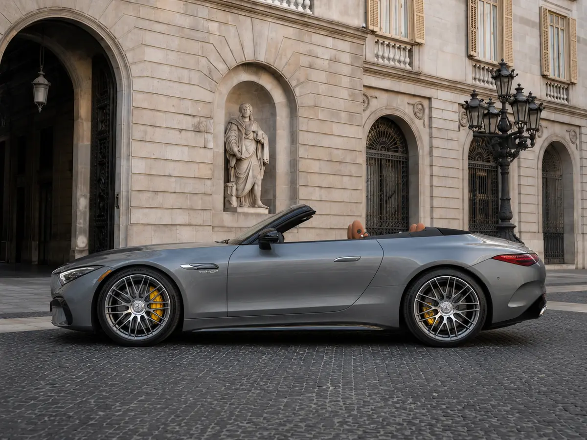 Mercedes Benz SL63 Cabrio 2023, Außenansicht — Munich Luxury Cars, München. Der Mercedes-Benz SL63 Cabrio aus 2023 verbindet die Haltung eines klassischen SL mit der…