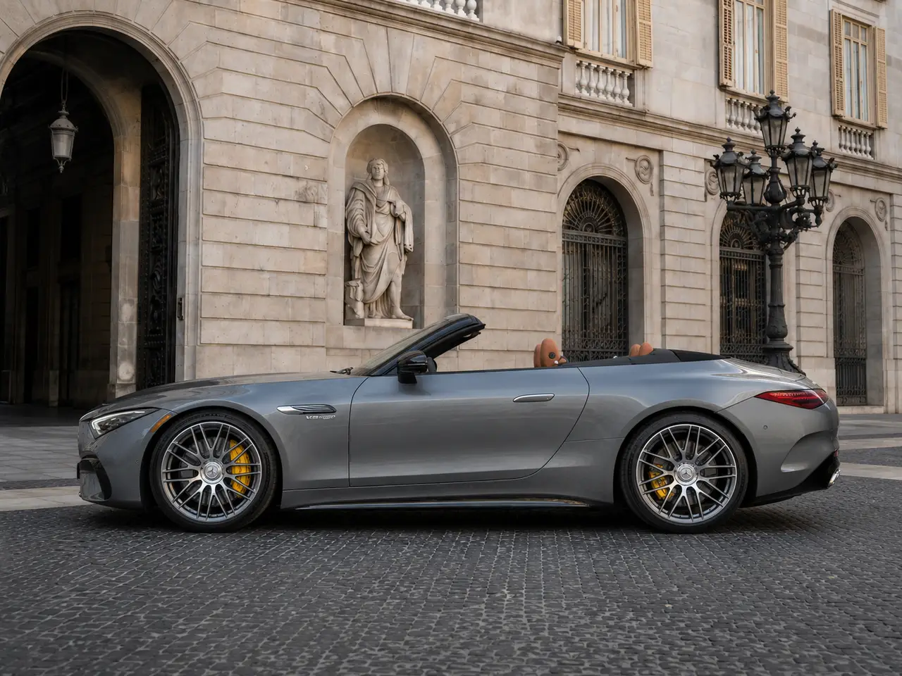 Mercedes Benz SL63 Cabrio 2023, Außenansicht — Munich Luxury Cars, München. Der Mercedes-Benz SL63 Cabrio aus 2023 verbindet die Haltung eines klassischen SL mit der…