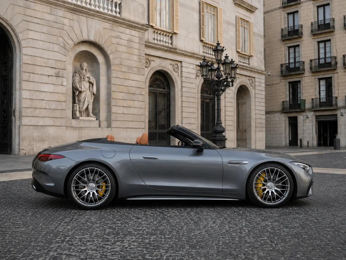 Mercedes Benz SL63 Cabrio 2023, Frontansicht — Munich Luxury Cars, München. Der Mercedes-Benz SL63 Cabrio aus 2023 verbindet die Haltung eines klassischen SL mit der…