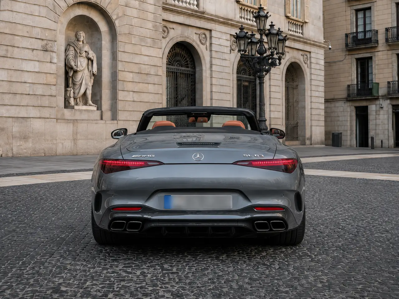Mercedes Benz SL63 Cabrio 2023, Heckansicht — Munich Luxury Cars, München. Der Mercedes-Benz SL63 Cabrio aus 2023 verbindet die Haltung eines klassischen SL mit der…