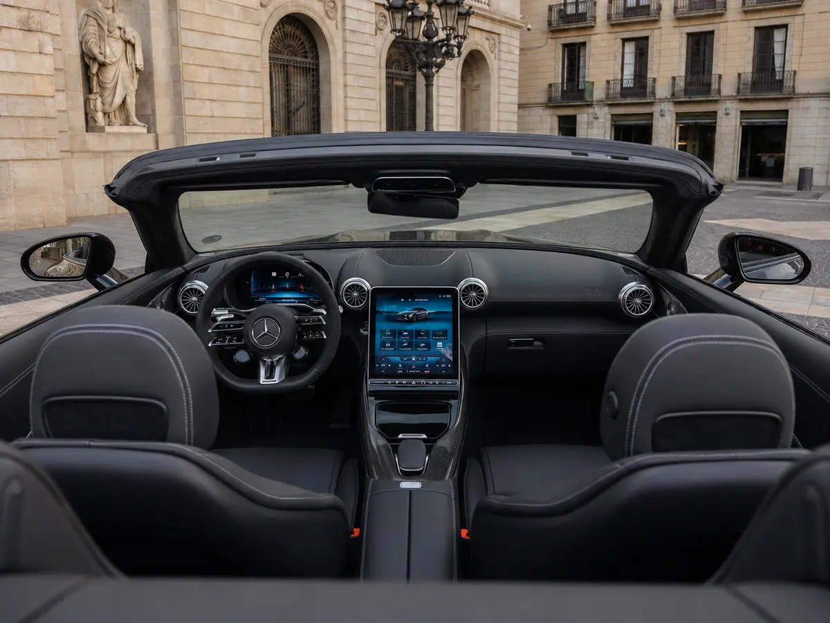 Mercedes Benz SL63 Cabrio 2023, Innenraum — Munich Luxury Cars, München. Der Mercedes-Benz SL63 Cabrio aus 2023 verbindet die Haltung eines klassischen SL mit der…