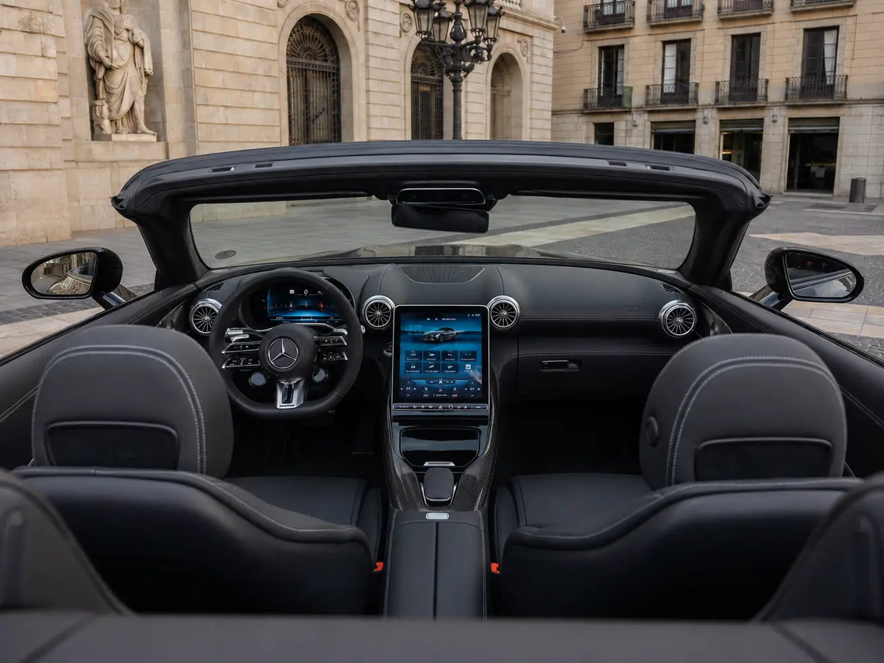 Mercedes Benz SL63 Cabrio 2023, Innenraum — Munich Luxury Cars, München. Der Mercedes-Benz SL63 Cabrio aus 2023 verbindet die Haltung eines klassischen SL mit der…