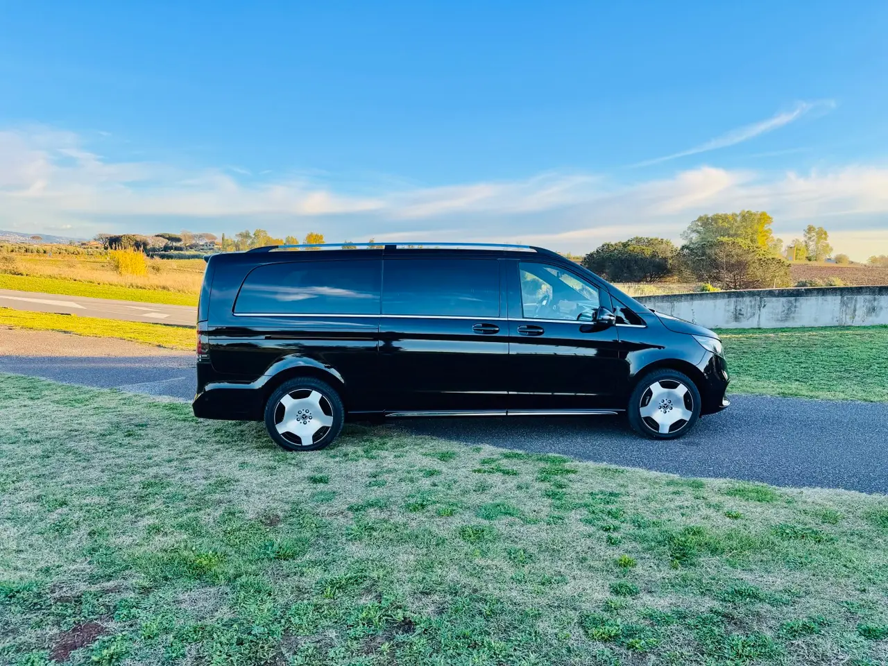 Mercedes Benz V300 4x4 XL Exclusive 7 seats 2025, Frontansicht — Munich Luxury Cars, München. Der Mercedes-Benz V300 4x4 XL Exclusive aus 2025 ist auf Platz und Komfort ausgelegt,…