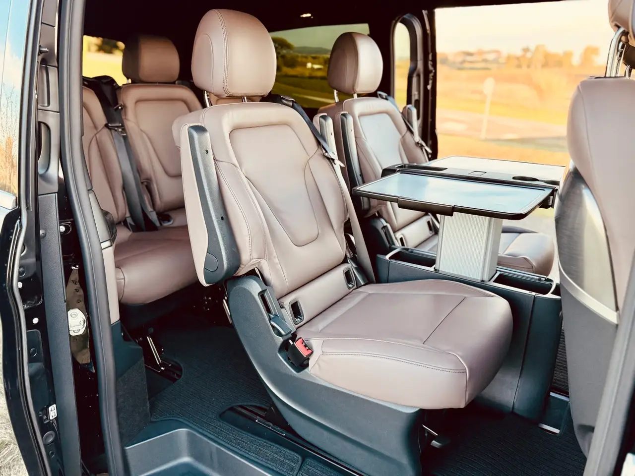 Mercedes Benz V300 4x4 XL Exclusive 7 seats 2025, Heckansicht — Munich Luxury Cars, München. Der Mercedes-Benz V300 4x4 XL Exclusive aus 2025 ist auf Platz und Komfort ausgelegt,…
