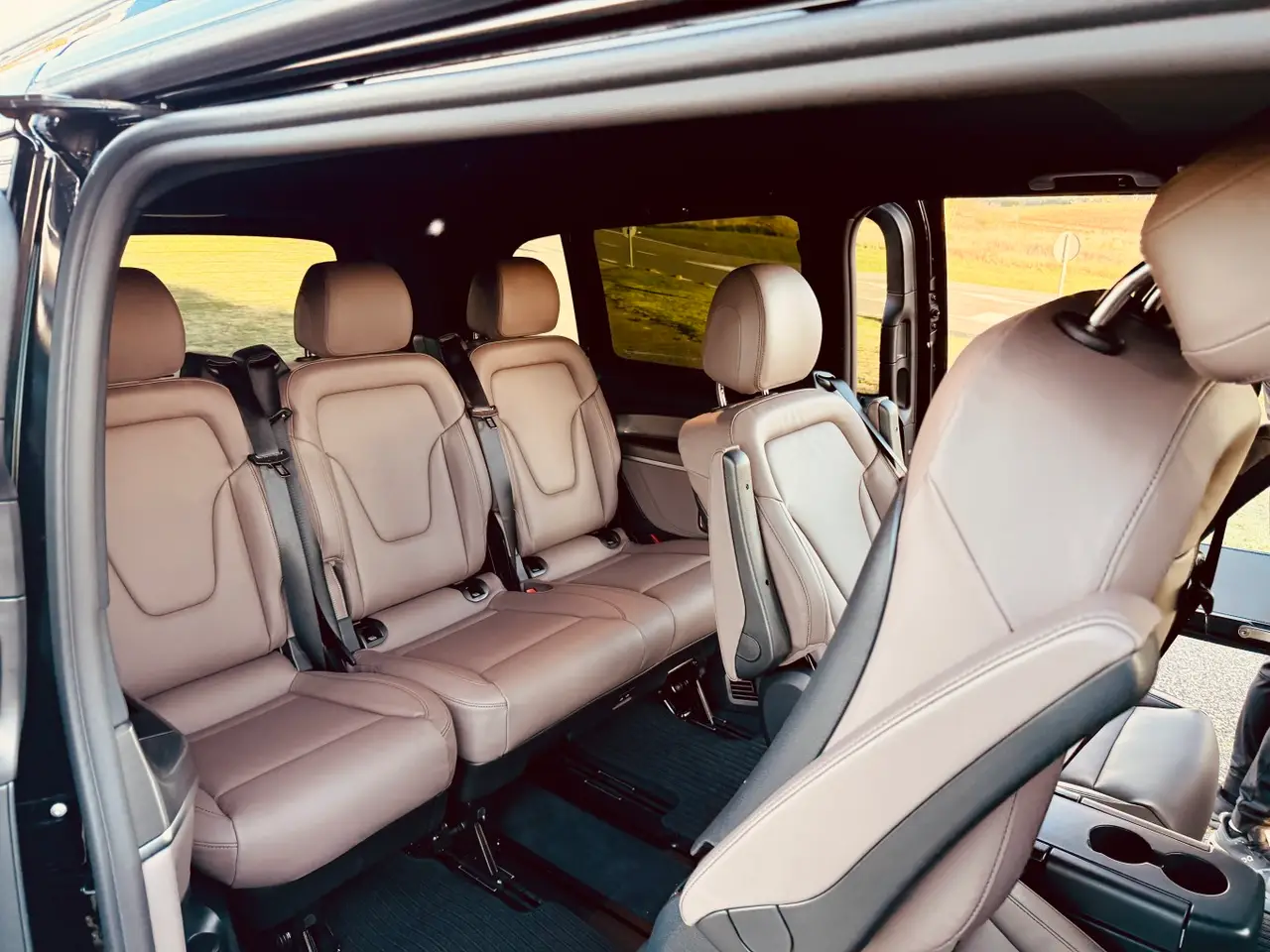Mercedes Benz V300 4x4 XL Exclusive 7 seats 2025, Innenraum — Munich Luxury Cars, München. Der Mercedes-Benz V300 4x4 XL Exclusive aus 2025 ist auf Platz und Komfort ausgelegt,…