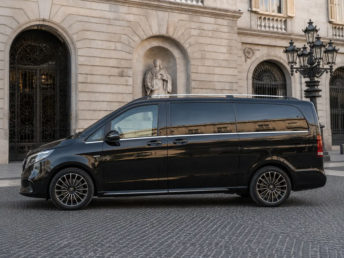 Mercedes Benz V300 4x4 XL Exclusive 7 seats 2025, Außenansicht — Munich Luxury Cars, München. Der Mercedes-Benz V300 4x4 XL Exclusive aus 2025 ist auf Platz und Komfort ausgelegt,…