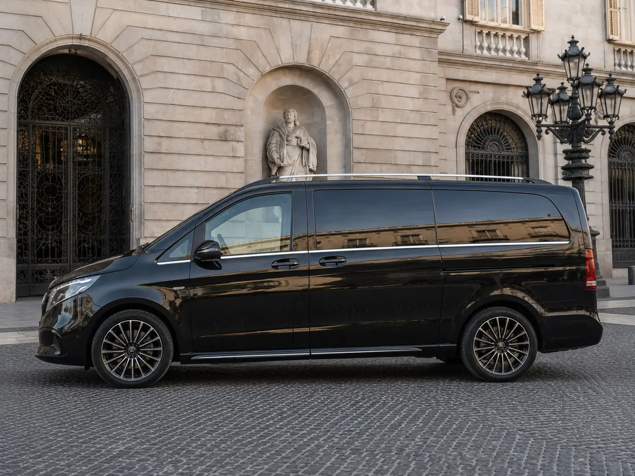 Mercedes Benz V300 4x4 XL Exclusive 7 seats 2025, Außenansicht — Munich Luxury Cars, München. Der Mercedes-Benz V300 4x4 XL Exclusive aus 2025 ist auf Platz und Komfort ausgelegt,…