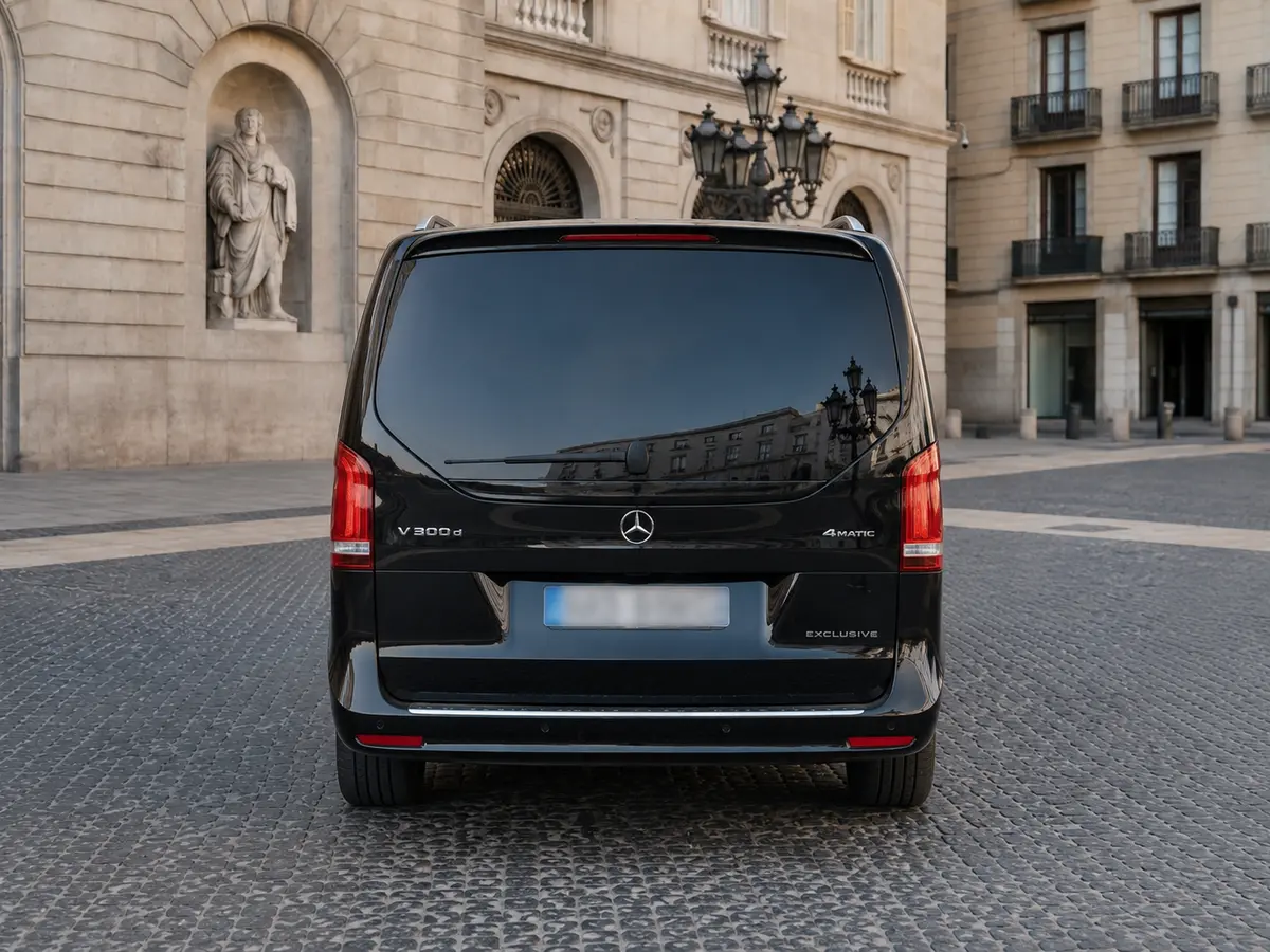 Mercedes Benz V300 4x4 XL Exclusive 7 seats 2025, Heckansicht — Munich Luxury Cars, München. Der Mercedes-Benz V300 4x4 XL Exclusive aus 2025 ist auf Platz und Komfort ausgelegt,…