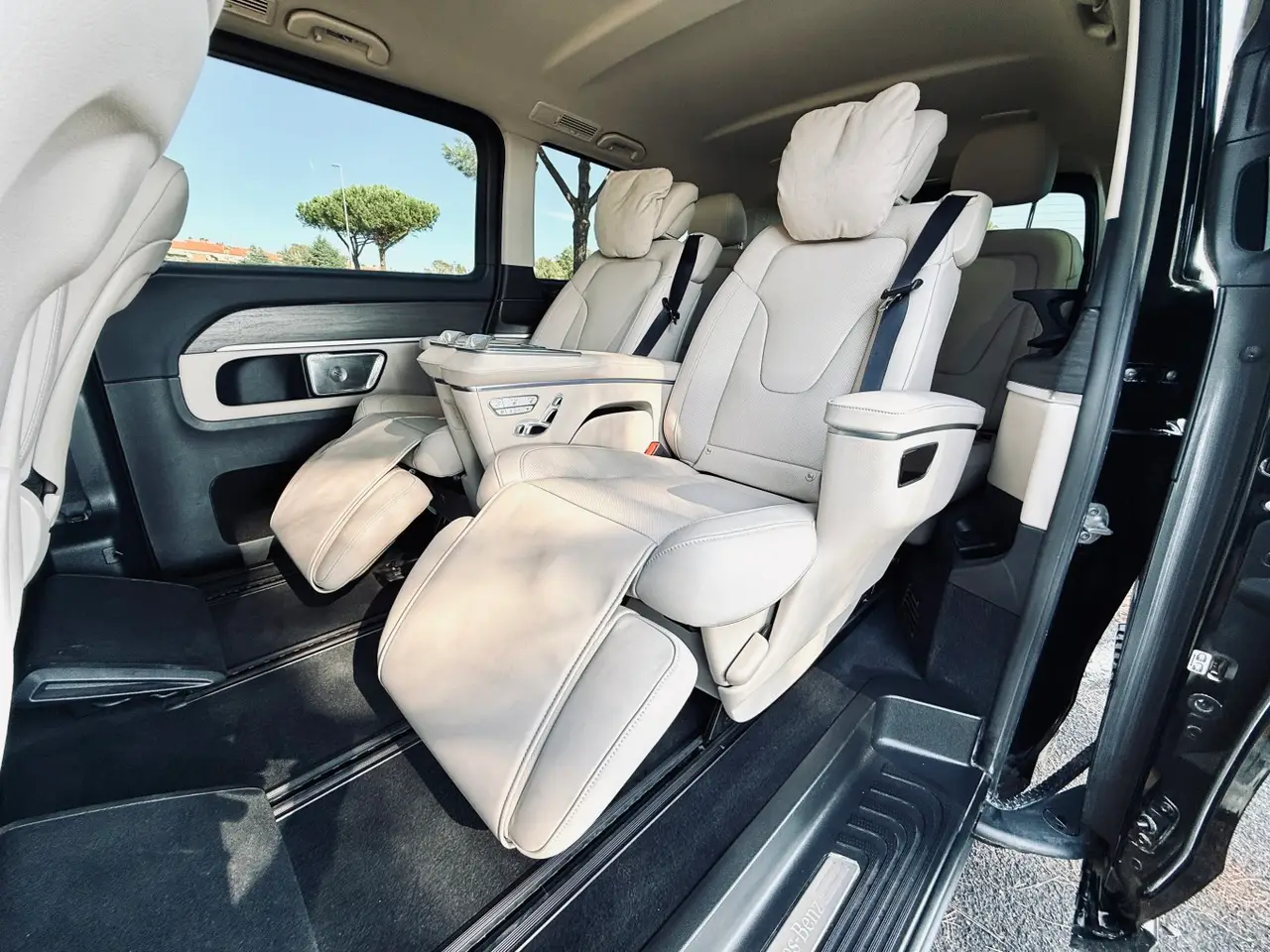 Mercedes Benz V300 4x4 XL VIP (Captain, 7 seat) 2025, Außenansicht — Munich Luxury Cars, München. Der Mercedes-Benz V300 4x4 XL VIP ist für Gruppen gebaut, die auf einer Fahrt…