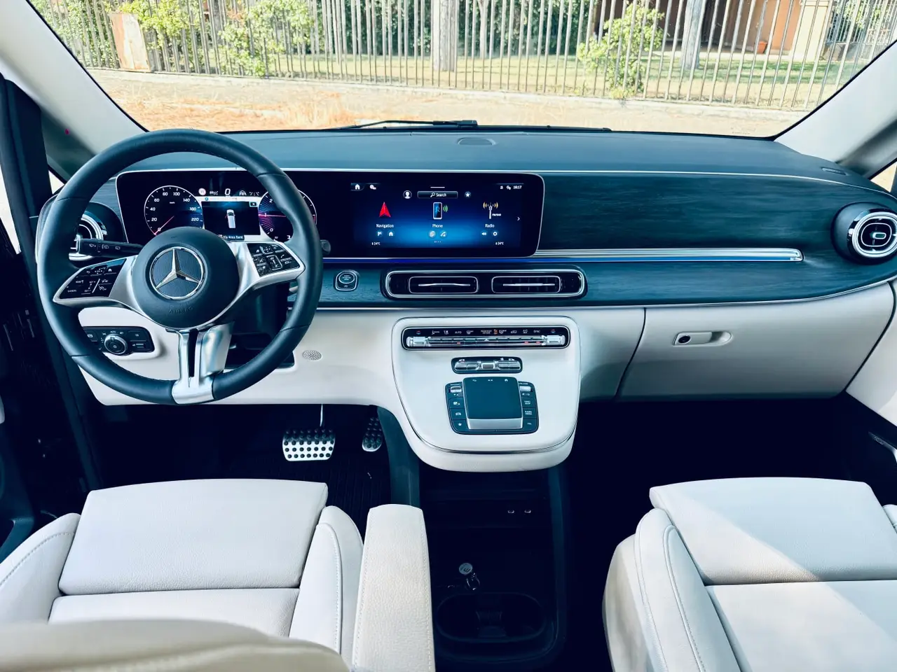 Mercedes Benz V300 4x4 XL VIP (Captain, 7 seat) 2025, Heckansicht — Munich Luxury Cars, München. Der Mercedes-Benz V300 4x4 XL VIP ist für Gruppen gebaut, die auf einer Fahrt…