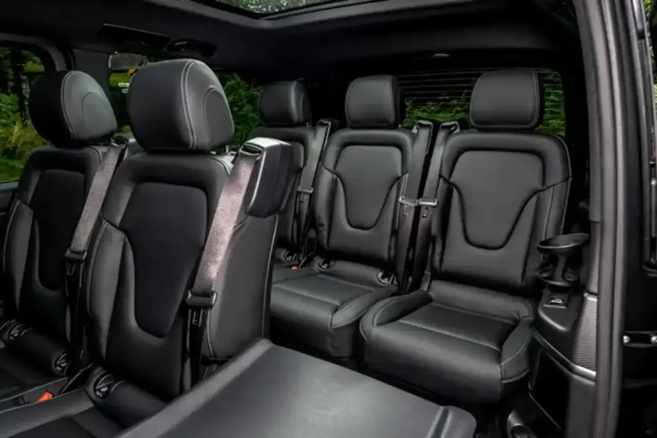 Mercedes Benz V300 8 seats 2025, Außenansicht — Munich Luxury Cars, München. Der Mercedes-Benz V300 aus dem Modelljahr 2025 ist kein Fahrzeug für Kurvenspaß, sondern…