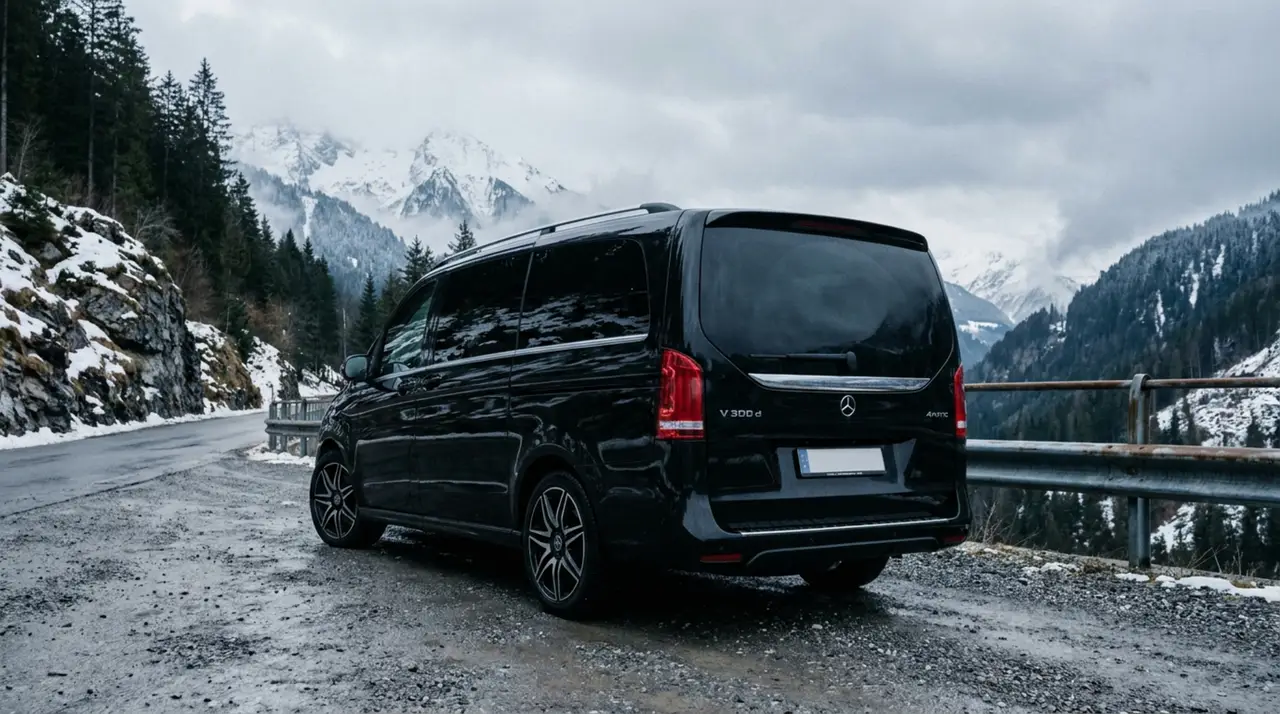 Mercedes Benz V300 8 seats 2025, Frontansicht — Munich Luxury Cars, München. Der Mercedes-Benz V300 aus dem Modelljahr 2025 ist kein Fahrzeug für Kurvenspaß, sondern…