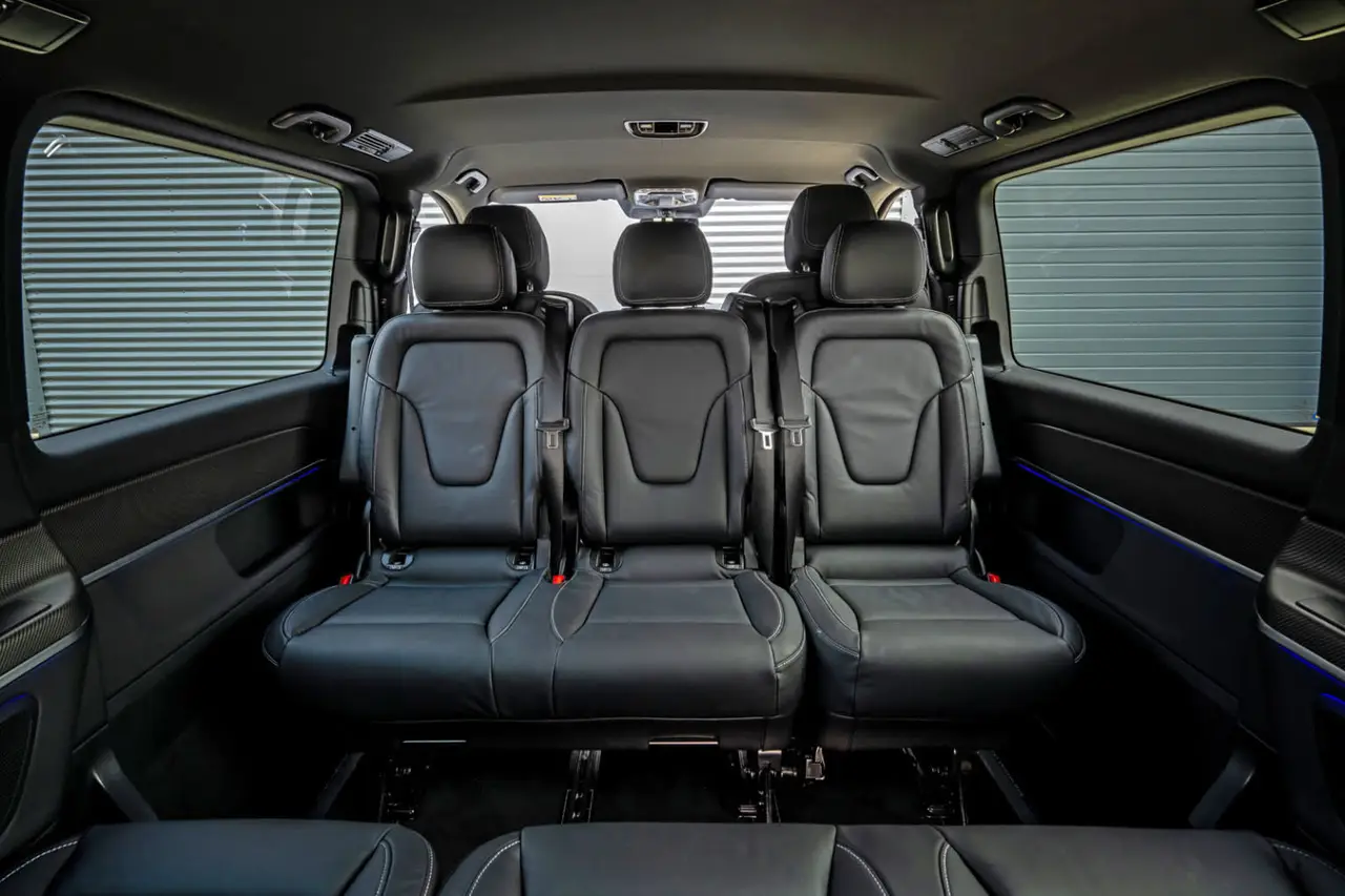 Mercedes Benz V300 8 seats 2025, Innenraum — Munich Luxury Cars, München. Der Mercedes-Benz V300 aus dem Modelljahr 2025 ist kein Fahrzeug für Kurvenspaß, sondern…