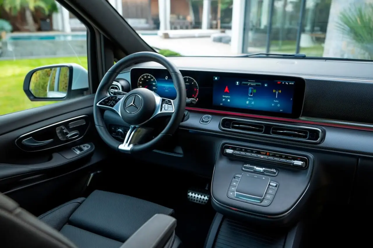 Mercedes Benz V300 8 seats 2025, Armaturenbrett — Munich Luxury Cars, München. Der Mercedes-Benz V300 aus dem Modelljahr 2025 ist kein Fahrzeug für Kurvenspaß, sondern…