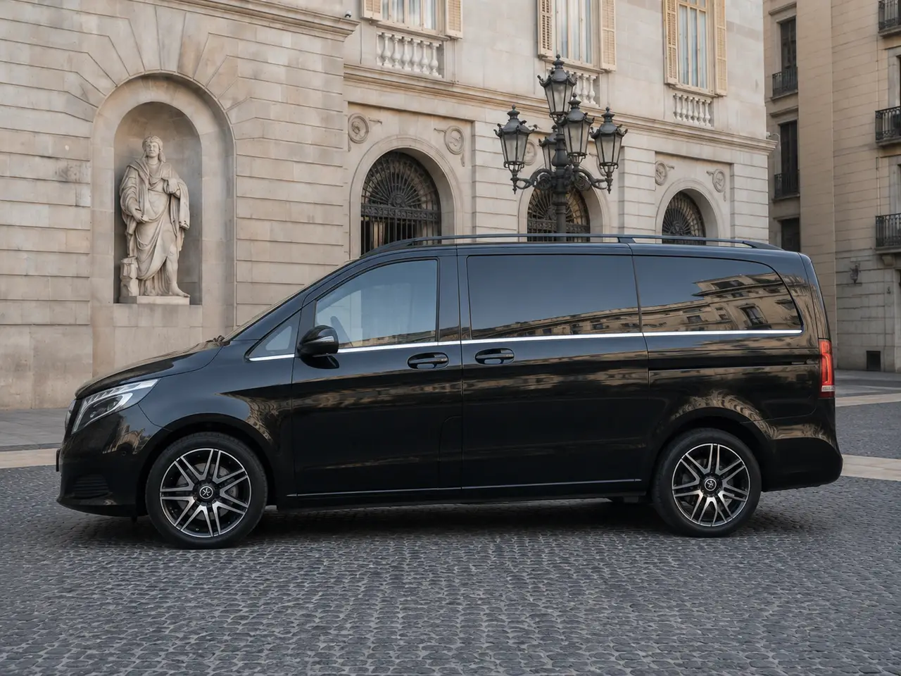 Mercedes Benz V300 8 seats 2025, Außenansicht — Munich Luxury Cars, München. Der Mercedes-Benz V300 aus dem Modelljahr 2025 ist kein Fahrzeug für Kurvenspaß, sondern…