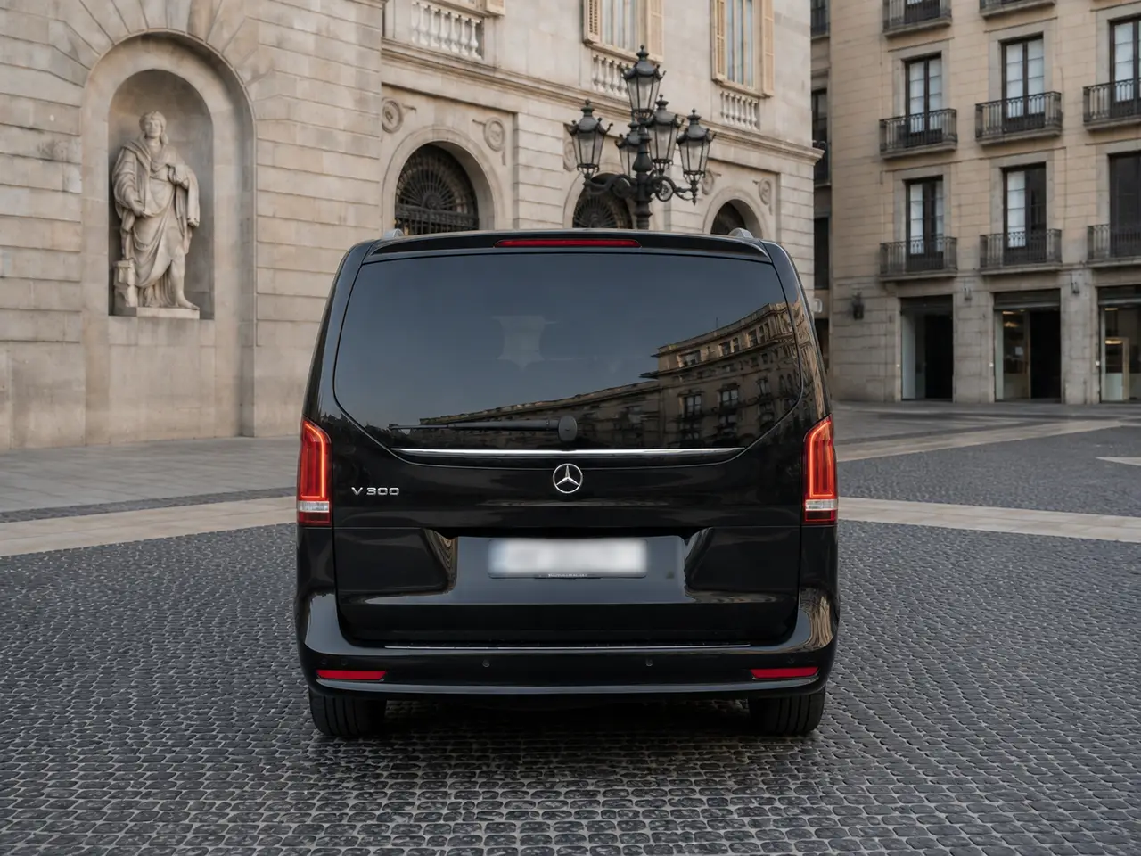 Mercedes Benz V300 8 seats 2025, Heckansicht — Munich Luxury Cars, München. Der Mercedes-Benz V300 aus dem Modelljahr 2025 ist kein Fahrzeug für Kurvenspaß, sondern…