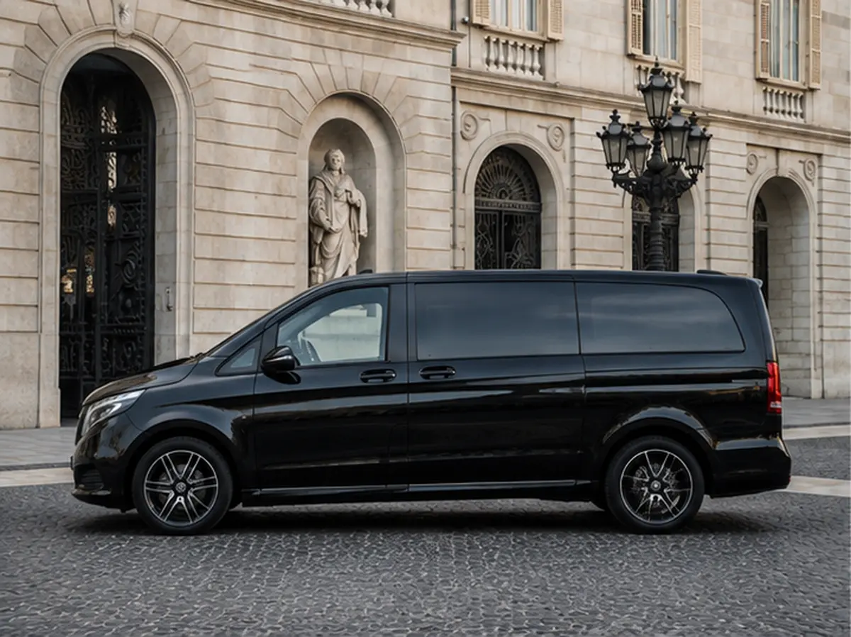Mercedes V Class 2026, Außenansicht — Munich Luxury Cars, München. Die Mercedes-Benz V-Klasse (2026) ist in unserer Flotte kein Fahrzeug für Fahrspaß im…