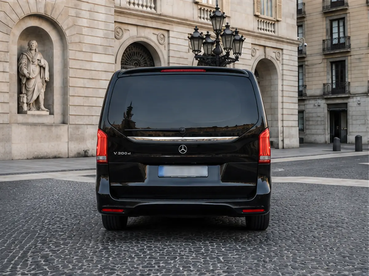 Mercedes V Class 2026, Heckansicht — Munich Luxury Cars, München. Die Mercedes-Benz V-Klasse (2026) ist in unserer Flotte kein Fahrzeug für Fahrspaß im…