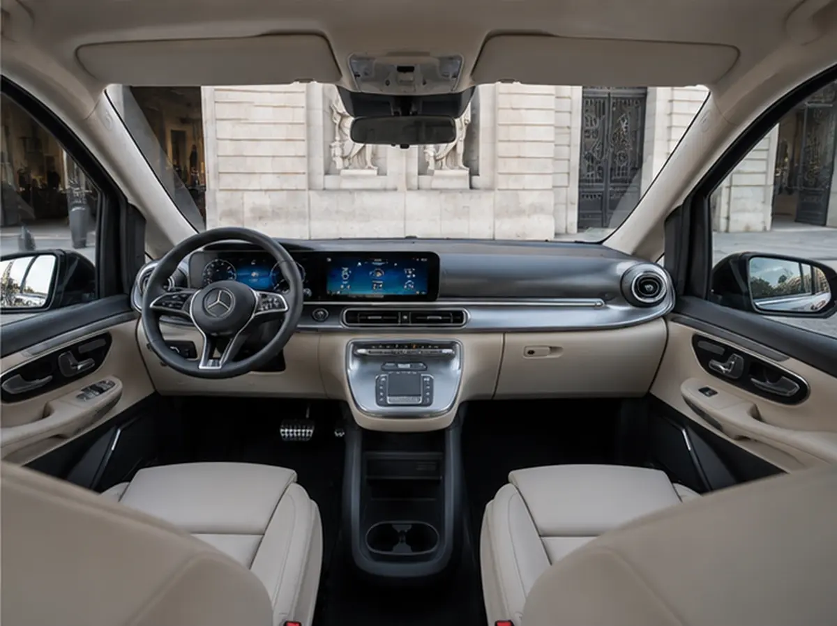 Mercedes V Class 2026, Innenraum — Munich Luxury Cars, München. Die Mercedes-Benz V-Klasse (2026) ist in unserer Flotte kein Fahrzeug für Fahrspaß im…
