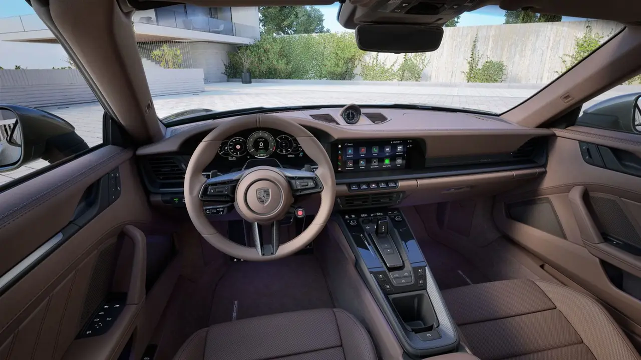 Porsche 911 992 Carrera Turbo S Cabrio 2026, Heckansicht — Munich Luxury Cars, München. Der Porsche 911 Turbo S Cabrio (992er-Generation, Modelljahr 2026) verbindet die…