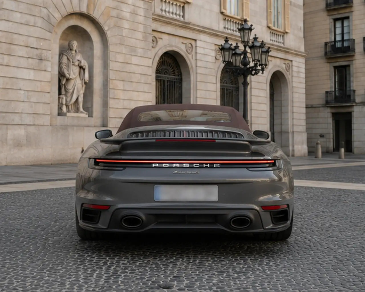 Porsche 911 992 Carrera Turbo S Cabrio 2026, Heckansicht — Munich Luxury Cars, München. Der Porsche 911 Turbo S Cabrio (992er-Generation, Modelljahr 2026) verbindet die…